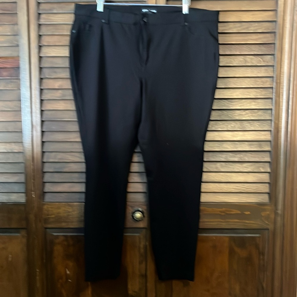 Women’s DKNY polyester jeans. Size XXL. Black.